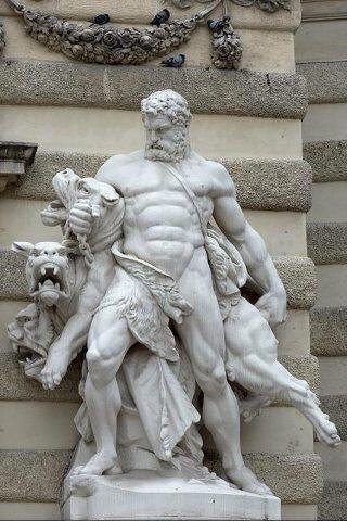 вот цербер, напал на мужчину. Не переживайте, мужчина победит!