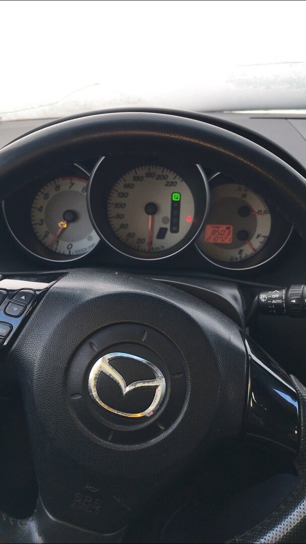 Мазда 3 2008 года.Пробег авто 210 тысяч км(Значок стерт, царапины,кнопки слегка стерты)