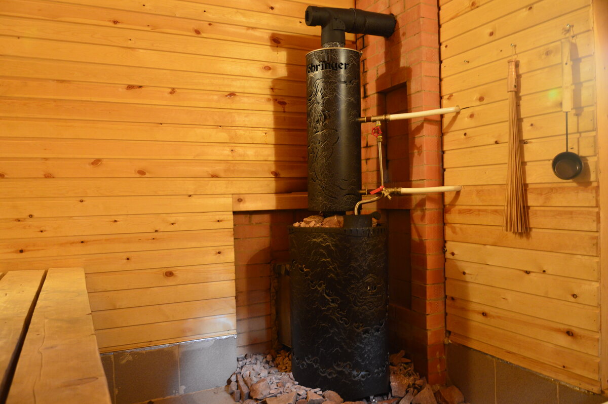 Изначальный вид стены с печью до облицовки камнем.