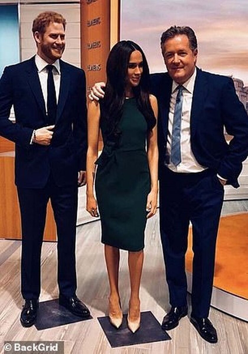 Морган с восковыми фигурами Гарри и Меган