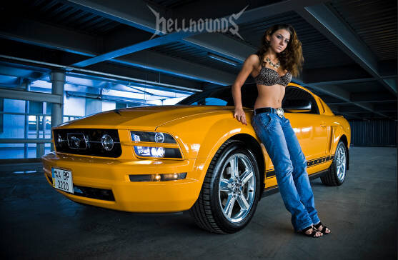 Ford Mustang на фоне с девушкой, фото с сайта ok.ru