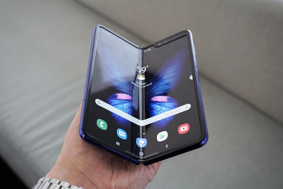 Galaxy Fold. Который лично мне напомнил семейство Nokia Communicator.
