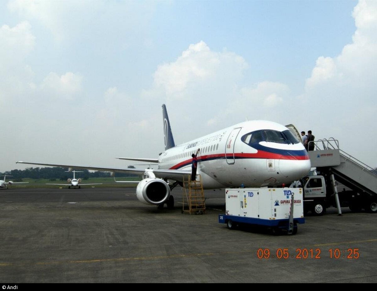 Sukhoi Superjet 100-95B в аэропорту Джакарта Халим Пердана Кусума (HLP) в день катастрофы 9 мая 2012 года