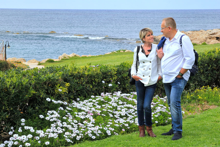 — В чем специфика вашей работы на рынке зарубежной недвижимости?  
— До 2011 года я был категорическим противником развития этого направления и не скрывал свою позицию. Но обстоятельства нас «заставили» пойти на этот рынок. Примерно год работали «затянув пояса», понимая, что никакой отдачи не будет. Мы отрабатывали технологию работы с зарубежкой, поиска партнеров и клиентов, дистанционной оценки недвижимости. У меня были хорошие контакты с владельцами бизнеса и топами крупных компаний, которые могли бы стать нашим потенциальными покупателями: у моей супруги и партнера Елены Михайловой — знание специфики зарубежных стран, где она прожила много лет, компетенции профессионального переводчика-синхрониста, круг общения, к которому можно обратиться на месте за консультациями и помощью.

За год мы прокачали наши компетенции,  к 2014 году уже провели достаточно много сделок в разных странах мира, но решили тему «отпустить», так как в РФ произошел очередной кризис, плюс правительство начало «закручивать гайки». Кроме того, у нас возникли новые задачи и проекты в Новосибирске, на которых нужно было концентрироваться. После этого мы работали только по поступавшим заказам, не проявляя собственную инициативу.

— Почему в итоге вновь решили вернуться к теме?

— В 2016 году мы открыли представительство на Кипре. Логика подсказывала, что за счет того, что мы физически будем присутствовать в другой стране и, став экспертами на местном рынке, начнем позиционироваться как местные эксперты, мы расширим свой потенциальный рынок в сотни раз, так как теперь проще работать на русскоязычных клиентов не только из РФ, но и из всех стран мира. При этом, конечно, расширяется не только рынок, но и резко ужесточается конкуренция, среди профессиональных брокеров, кто занимается этой страной, многократно увеличатся затраты на продвижение.

В 2017 году я был на международной выставке по недвижимости в Каннах. Пообщавшись с коллегами, представителями крупных интернет-порталов я понял, что к теме зарубежки нужно возвращаться. Сразу от нескольких компаний и экспертов я услышал о формировании нового тренда — роста обращений за покупками.

Для более серьезной работы на этом сегменте мы около года выстраивали все бизнес-процессы по действующим проектам компании, проводили набор и обучение персонала, автоматизацию бизнеса, чтобы у меня была возможность больше внимания уделять новому направлению.

В 2019 году мы пошли ва-банк и выпустили большое интервью в ведущем русскоязычном деловом журнале Кипра, где в качестве экспертов рассказали о тенденциях местного рынка недвижимости и дали прогноз о его развитии. Это достаточно смелый шаг с нашей стороны, но мы пошли на него благодаря нашему серьезному изучению Кипра, рынков конкретных городов, ощущению ситуации, собственным сделкам и нашему большому опыту в России. В перспективе лично для себя я вижу специализацию именно на кипрском рынке недвижимости.

Сейчас у нас завершается перевод компании на новую CRM, которая адаптирована специально под наши задачи. После ее полного запуска эффективность нашей работы вырастет в разы. В ближайшее время запустим новый корпоративный сайт, который стоит в 4 раза больше, чем предыдущий. Год назад я даже не думал, что соглашусь на такие расходы. Затем начнем делать еще два портала по складской тематике, где сегодня у нас сформировалась самая лучшая команда в Новосибирске, а также по зарубежке.



— Как продвигаете тему зарубежки? 

— Это целая философия. С одной стороны, может показаться, что мы делаем очень мало, с другой — если я попробую рассказать про абсолютно все наши действия, то, боюсь, мы об этом будем говорить несколько часов. Если рассказать в двух словах, то мы делаем пять вещей: повышаем нашу экспертность и компетенции; расширяем круг людей, кто узнает нашу компанию и то, чем мы занимаемся; повышаем лояльность этих людей и уже существующих клиентов к нашей компании; делаем это постоянно, стабильно; стараемся отличаться от других. Конечно же, у нас есть свой корпоративный сайт, он постоянно продвигается, на нем каждый день размещаются новости, статьи, аналитика — и делаются репосты в соцсети. Думаю, мы одни из лучших экспертов по работе в Facebook. К тому же у нас около 20 разных проектных страниц и групп. Есть специализированный сайт по Кипру, видеоканалы на YouTube, в том числе про недвижимость на Кипре, в Грузии, в Дубае. Это все хорошо работает, так как интернет и видео сегодня — ключевой формат взаимодействия с потенциальным клиентом. Еще постоянство и уникальность контента.

Плюс мы же другие — мы продвигаем компанию через продвижение первых лиц компании, Назаров и Партнеры это уже давно узнаваемый бренд, который работает на нас. Тем не менее мы постоянно работаем на узнаваемость, повышаем наш профессионализм, делимся опытом — очень много консультируем бесплатно, и люди начинают больше нам доверять, прислушиваться, рано или поздно обращаются к нам или рекомендуют нас. Практика показывает, что проще и приятнее обратиться за консультацией к людям, которые стоят с тобой на одной ступеньке социальной лестницы, или к тому, кого ты знаешь, по крайней мере через сайт или соцсети, чем просто в компанию, где ты не понимаешь — кто с тобой общается. Даже участие в различных тусовочных мероприятиях для меня — это совмещение приятного с полезным. Это возможность вживую встретиться с людьми, с которыми я в обычной жизни не пересекаюсь, и возможность сделать свой бренд еще более узнаваемым. На мероприятиях я много консультирую, я как бы являюсь катализатором, увидев меня, многие сразу вспоминают, что у них есть задачи или вопросы по недвижимости и им нужно экспертное мнение. Так мы формируем вокруг себя лояльное окружение, и это для нас является наиболее эффективной рекламной кампанией.

Кроме того, мы постоянно формируем свою экспертность, ведем просветительскую деятельность, рассказываем о плюсах и минусах покупки недвижимости в разных странах — с точки зрения логики и здравого смысла. Открою вам страшную тайну: многих потенциальных клиентов мы отговариваем от покупки недвижимости за рубежом. Чтобы потом не получить шлейф негатива: это же вы нам посоветовали…



— Почему? 

— Потому что они хотели ее приобрести под влиянием сиюминутных эмоций, или же потому, что «у всех есть, а у меня нет», не оценив всех последствий такого решения. Любой объект нужно содержать, оплачивать услуги управляющей компании, платить за него налоги, если пускаешь арендаторов, следить за состоянием квартиры, проводить косметический ремонт, апгрейд техники и мебели. При этом риск, что тебя обманут очень высок — мы неоднократно консультировали владельцев недвижимости по таким ситуациям. Нужно знать законодательство, так как во многих странах арендатора выселить крайне сложно, даже если он не платит за аренду. Часто проще купить недвижимость в России (в том городе, где живет человек) и получать рентный доход в рублях.

Другое дело, если люди хотят вложить свободные деньги, диверсифицировать капитал по разным странам, выйти в зону действия европейского законодательства, которое более стабильно, чем наше, купить квартиры детям, получающим образование за границей. Кто-то через покупку недвижимости хочет получить вид на жительство или гражданство, чтобы иметь возможность максимального пребывания в стране, либо устроиться там на работу. Здесь, кстати, тоже очень много нюансов. К примеру, гражданство стран Карибского бассейна дает право жить без ограничения по времени и работать только в этих странах. Гражданство Мальты и Кипра — в любых странах ЕС. Есть и специфика вложения средств. Инвестиции в Мальте невозвратные, на Кипре объем вложений должен быть почти в два раза больше, но почти всю сумму проинвестированных средств через 5 лет можно вернуть. А при хорошем выборе объектов или проекта деньги можно вернуть с приличными процентами. Плюс гражданство можно получить всего за 6-8 месяцев.

Кроме того, уже сформировалась целая группа людей, которые устали от нашей слякоти и пыли — и в холодное время года перебираются туда где тепло и сухо. Благо, что технологии позволяют дистанционно работать в любой точке света. Это новая категория покупателей с новым менталитетом и жизненным укладом.



— В каких странах сейчас представлена ваша компания и чем обоснован выбор? 

— Нам стало интересно — сможем ли мы тиражировать опыт, приобретенный на кипрском рынке, на другие страны. В итоге у нас успешно получилось выйти в Грузию, Дубай, где уже прошли по несколько сделок. Сегодня мы понимаем, что это правильные шаги, правильная стратегия, и после доработки технологии ее можно успешно транслировать на любой рынок.

Суть в следующем: мы находим людей, проживающих в странах, которые нам интересны. Если они готовы работать под нашим брендом и в нашем формате, то мы проводим обучение и начинаем взаимодействовать. Или к нам часто обращаются с подобными предложениями сотрудничества. Так получается, кстати, что самые лучшие результаты показывают партнеры, работающие семьями: супруги или родители/дети.

Если говорить о клиентах, то к нам обращаются представители русскоязычного населения не только из РФ, но и со всего мира. Много украинцев, казахстанцев.

— Можете рассказать о своих планах по развитию зарубежки?

— Они очень серьезные, но мы не торопимся объять необъятное — нужно отработать и отшлифовать то, с чем мы работаем уже сейчас. Будем развивать страны по мере появления единомышленников, с которыми нам будет интересно работать над совместными проектами. С июня анонсируем США. Уже есть человек, который будет руководить этим направлением. В 2019 году у нас появится Испания — сейчас обучаем девушку, она будет заниматься рынком недвижимости Барселоны. Плюс достигли договоренности с семейной парой, которая будет работать с нами в Валенсии. Чувствую, что в ближайшей перспективе у нас появятся представители в Израиле, Греции, Таиланде, Болгарии, Чехии, Германии, Италии, Турции. Причем, партнеры–агенты или застройщики там у нас есть давно, и сделки были. Речь идет о представителях именно нашей компании.

В целом, 2019 год для нас будет годом перехода к зарубежной недвижимости, как к стратегическому направлению. Мы уже начали позиционировать себя в качестве международного брокера по недвижимости, так как по факту уже являемся международной компанией. Нам это интересно, мы хорошо себя чувствуем в мире недвижимости в любой стране — к нам прислушиваются, уважают. Кстати, часто приходится вести себя жестко или даже нагло, гиперуверенно — приходится завоевывать пространство, доказывать кто ты и что с тобой, с твоим мнением нужно считаться. Просто потому, что никто не умеет так работать, как мы.



Фото: из личных архивов