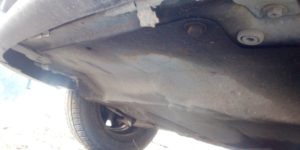  Откручиваем 4 болтика крепления защиты картера двигателя, ключом или головкой на 13. Убираем защиту в сторонку и к нашему взору представлен поддон двигателя.