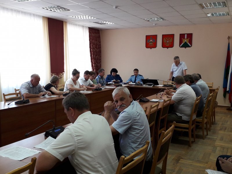 Срочная сессия была назначена на 14 часов в среду, 29 мая. В малом зале администрации собрались 16 депутатов во главе с председателем Совета Борисом Поликиным. Также присутствовали заместители главы, руководители структурных подразделений, районный прокурор Александр Поляков, старший помощник прокурора Елена Пустовит и главные редактора двух районных изданий. В помещении, где проходила сессия, велась видеосъемка.«А ты опять сегодня не пришел…»

Наши постоянные читатели, наверное, будут  смеяться – Алексей Гедзь опять не пришел на сессию. На вопрос одного из депутатов, а где, собственно, организатор мероприятия, возникла неловкая пауза – ни заместители главы, ни его советник, ни председатель Совета района не знали, что ответить. Поэтому промолчали. Возможно, Алексей Алексеевич в это время решал какие-то более важные, чем подготовка к отопительному сезону, задачи. Однако, человека, очень похожего на него, видели в это же время в кабинете главы района. 

Абсолютно непонятно такое  хронически- демонстративное игнорирование не только народных избранников, но и вообще всех собравшихся, включая представителей прокуратуры. Хотя, вполне возможно, что Алексей Алексеевич после сессии просмотрел отснятый на заседании видеоматериал.Советник справилсяНа все вопросы депутатов пришлось отвечать советнику главы Игорю Бондаренко. Вообще, странно, когда глава, хоть и временный, отправляет вместо себя решать такие сложные вопросы даже не профильного заместителя, а советника.Впрочем, Бондаренко справился. На повестке дня стоял один вопрос: О внесении изменений в решение Совета муниципального образования Усть-Лабинский район от 28 февраля 2019 года № 8 «Об утверждении программы приватизации объектов муниципальной собственности муниципального образования Усть-Лабинский район на 2019 год».

Если вкратце, то речь шла о приватизации котельных района, большинство которых требует капремонта, а значит, серьезных финансовых вливаний. Как пояснили.о. начальника управления по вопросам земельных отношений и муниципальной собственности Николай Выгонов, «…проект решения был разработан в целях обеспечения бесперебойного горячего водоснабжения и подачи тепла потребителям в осенне-зимний период, мобилизация доходов в бюджет района, оптимизация использования муниципального имущества, недопущения его ухудшения, а также снижения бремени расходов по содержанию объектов муниципальной собственности. Включению в программу приватизации на 2019 года подлежат объекты теплоснабжения, указанные в приложении к проекту решения и находящиеся в собственности муниципального образования Усть-Лабинский район. Процент износа данных объектов составляет 60-70%...».

Логично, если возможности содержать имущество нет, то от такого балласта нужно избавляться. Но и по дешевке отдавать частникам жалко. Как раз по цене, как мы поняли, еще не определились.Депутаты проконтролируют чиновниковДепутат Василий Поздняков отметил, что вопрос по котельным не только назрел, но и перезрел, поэтому администрацию нужно поддержать. Однако, для контроля (как бы чего не вышло) Совет решил ввести в рабочую группу своих депутатов - Сергея Абрамихина, Александра Мандрина и Владимира Тарасенко. На комиссию ЖКХ, возглавляемую Василием Дмитриевичем, возложено осуществление контроля за рабочей группой.- Если что-то пойдет не так, мы в любой момент сможем отреагировать и предостеречь от совершения каких-либо ошибок, - отметил депутат.

Депутаты проголосовали единогласно. Таким образом на сессии между народными избранниками и администрацией был достигнут консенсус и без присутствия первого лица.
 