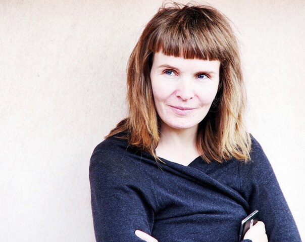 Екатерина Юрьевна Пилютина родилась в областном центре. Окончила брянский госуниверситет по специальности учитель русского языка и литературы. Работала 10 лет корреспондентом на телевидении. Потом переехала в Неруссу и уже шесть лет является заместителем директора по экологическому просвещению и туризму заповедника «Брянский лес».