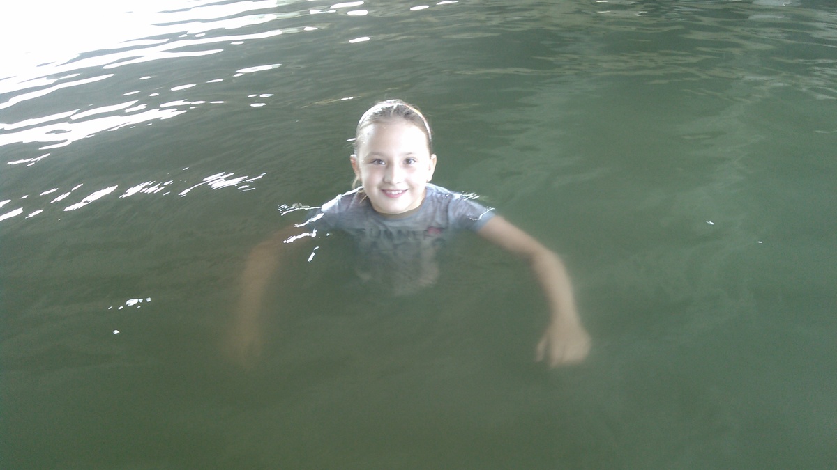 Оля под мостом купается, здесь тенек. Фото автора