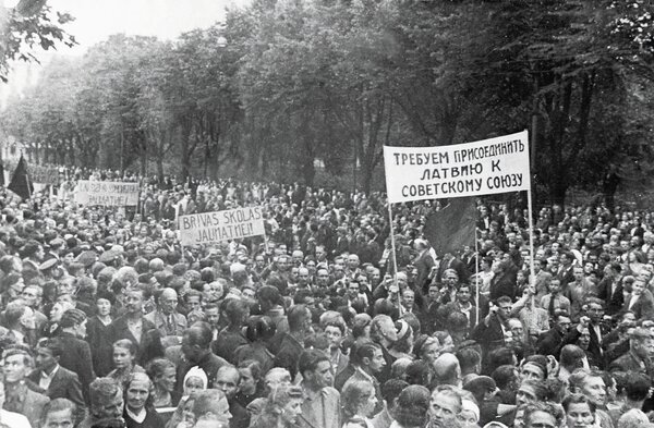 Демонстрация в поддержку присоединения Латвии к СССР. 1940 год.