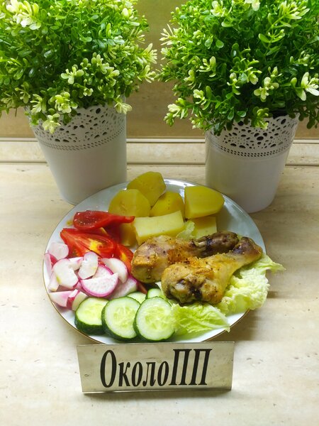 Фотография обеда: запеченная куриная голень с картофелем и овощами