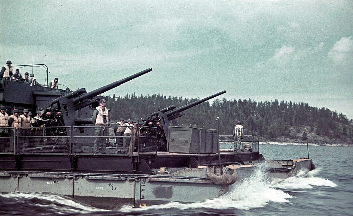 Тяжёлый артиллерийский паром Зибеля вид сбоку.