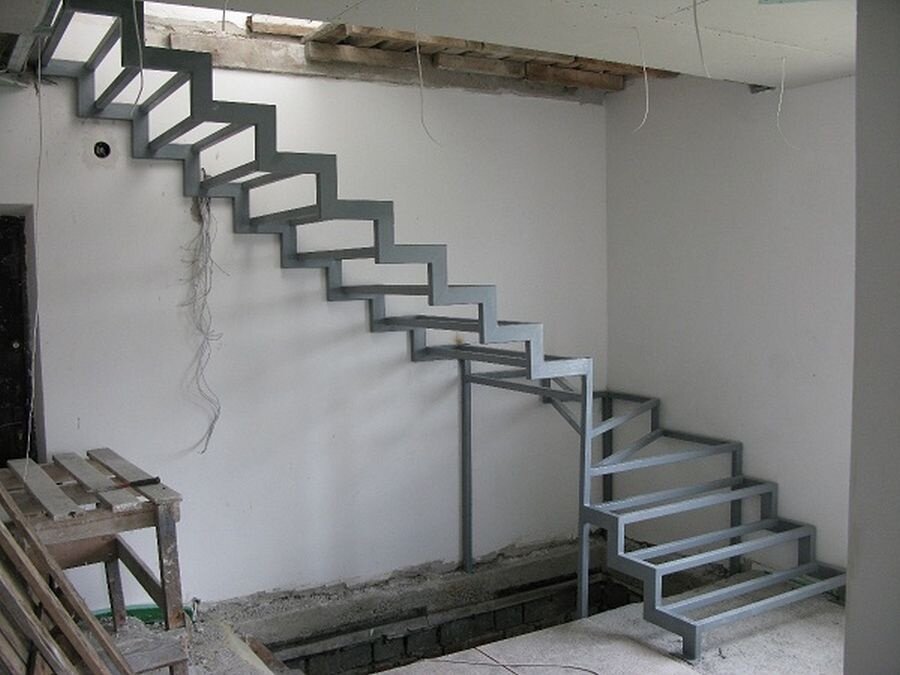 Металлические лестницы с поворотом с забежными ступенями