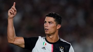 Фото: juventus.comФорвард туринского «Ювентуса» Криштиану Роналду поделился информацией о том, что он мог перейти в стан лондонского «Арсенала» 16 лет назад:
