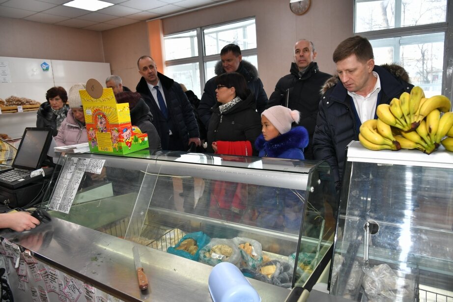 Губернатор Хабаровского края- Сергей Фургал, в одном из магазинов Охотского района