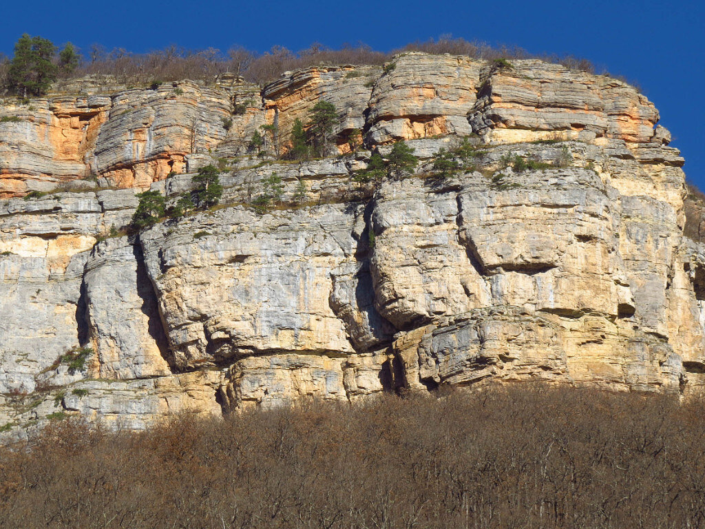Ноябрь. Вид снизу на Орлиную полку. Отсюда она представляет собой узкую щель в скале. 