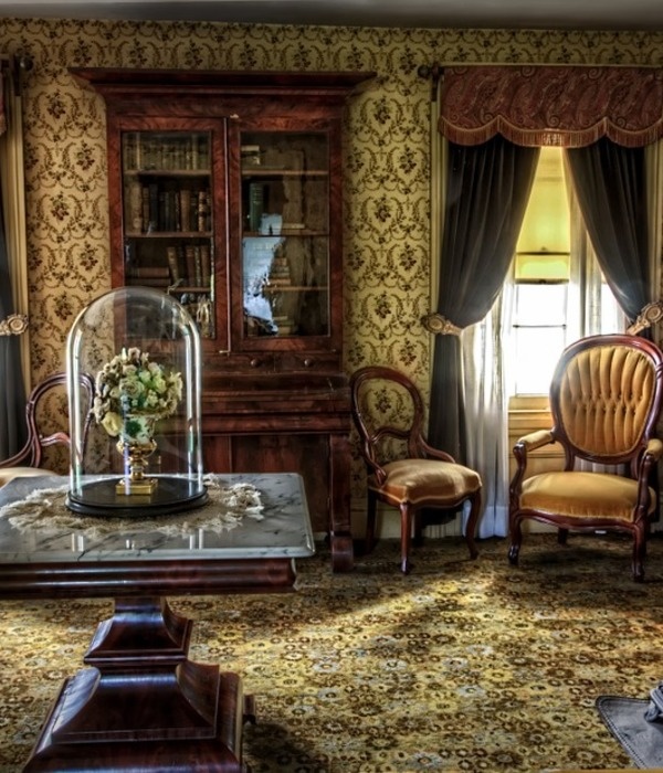 https://pixabay.com/photos/living-room-victorian-historic-581073/