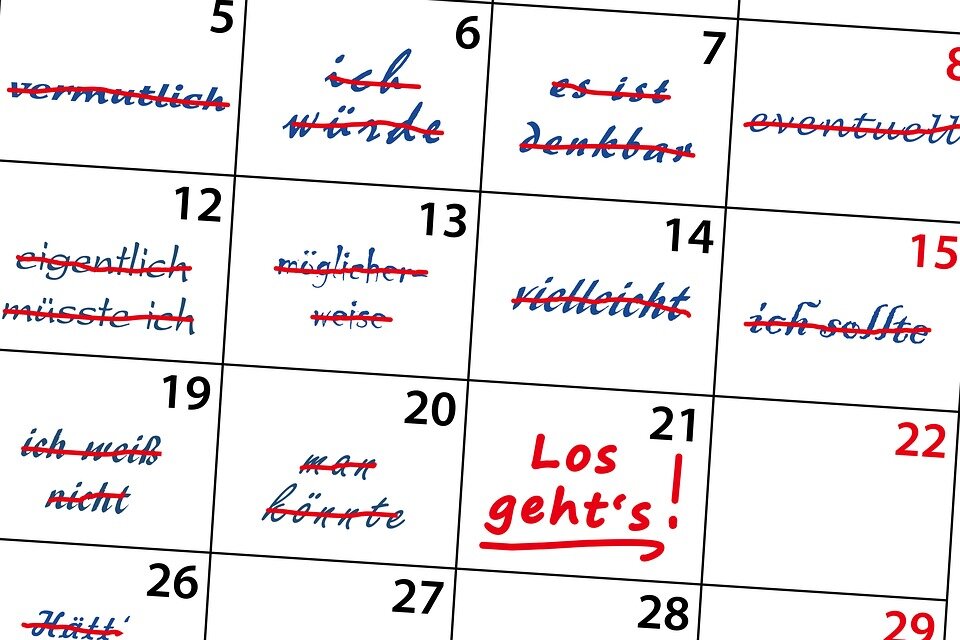 https://cdn.pixabay.com/photo/2016/11/07/19/58/calendar-1806776_960_720.jpg