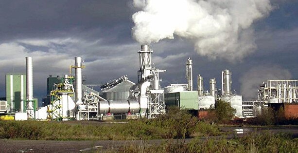 Выбросы химических предприятий портят людям жизнь и здоровье.