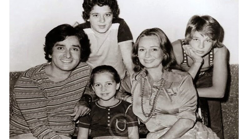 Шаши Капур с женой Дженнифер и детьми Куналом, Караном и Санджаной / фото - https://clck.ru/QuukM