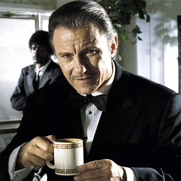 Кадр из фильма «Криминальное чтива». Винстон Вульф приступает к постановке задач.