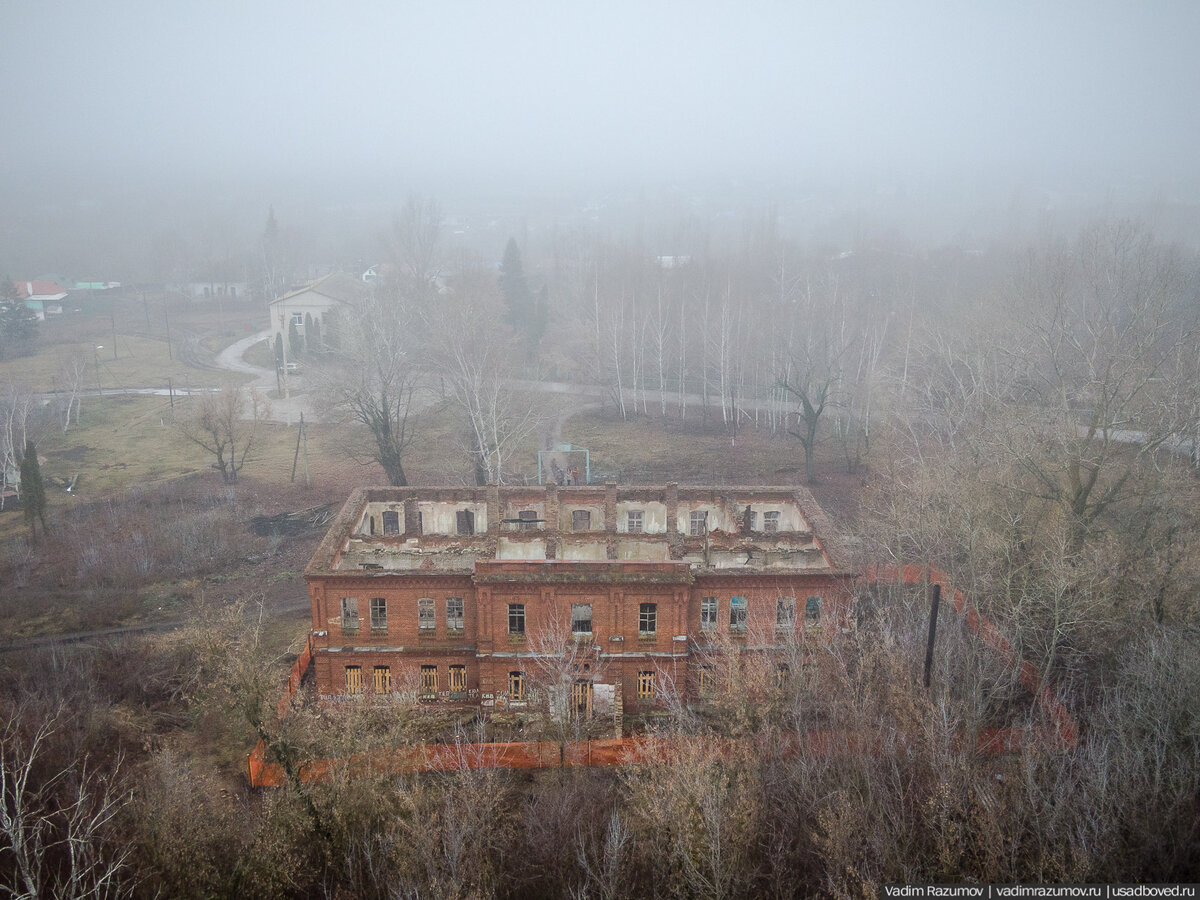 2.Проезжая по дороге Волово-Тербуны в десяти километрах от районного центра в селе Захаровка непременно сделайте остановку. Здесь в тени деревьев, разросшихся на месте старого школьного сада, скрыто от постороннего взгляда здание, которое принадлежало усадьбе великого князя Андрея Владимировича Романова. Конечно, в  Захаровке двоюродный брат Николая II не жил, но в 1901 году он с сёстрами посетил своё имение. В тихой, неторопливой жизни села Воловской волости такие визиты становились целым событием, о котором потом старожилы вспоминали всю жизнь.

