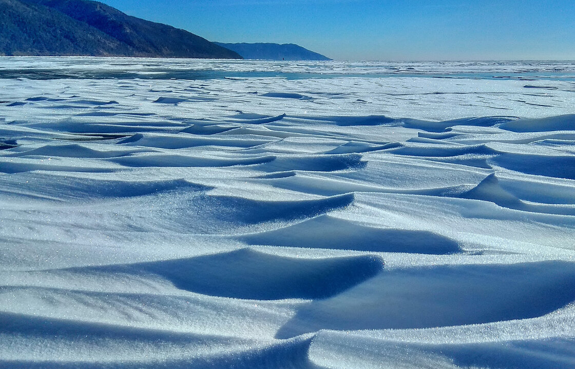 Снежные поля на Байкале. Если нет ветра, то нет и чистого льда!