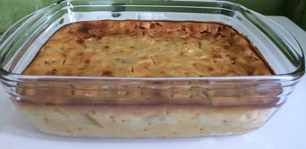 Вот такая получается шарлотка / клафути с яблоками: кусочки яблок равномерно распределены по всему тесту (вид сбоку). В стеклянной форме очень удобно что-то запекать: со всех сторон видно насколько выпечка пропеклась