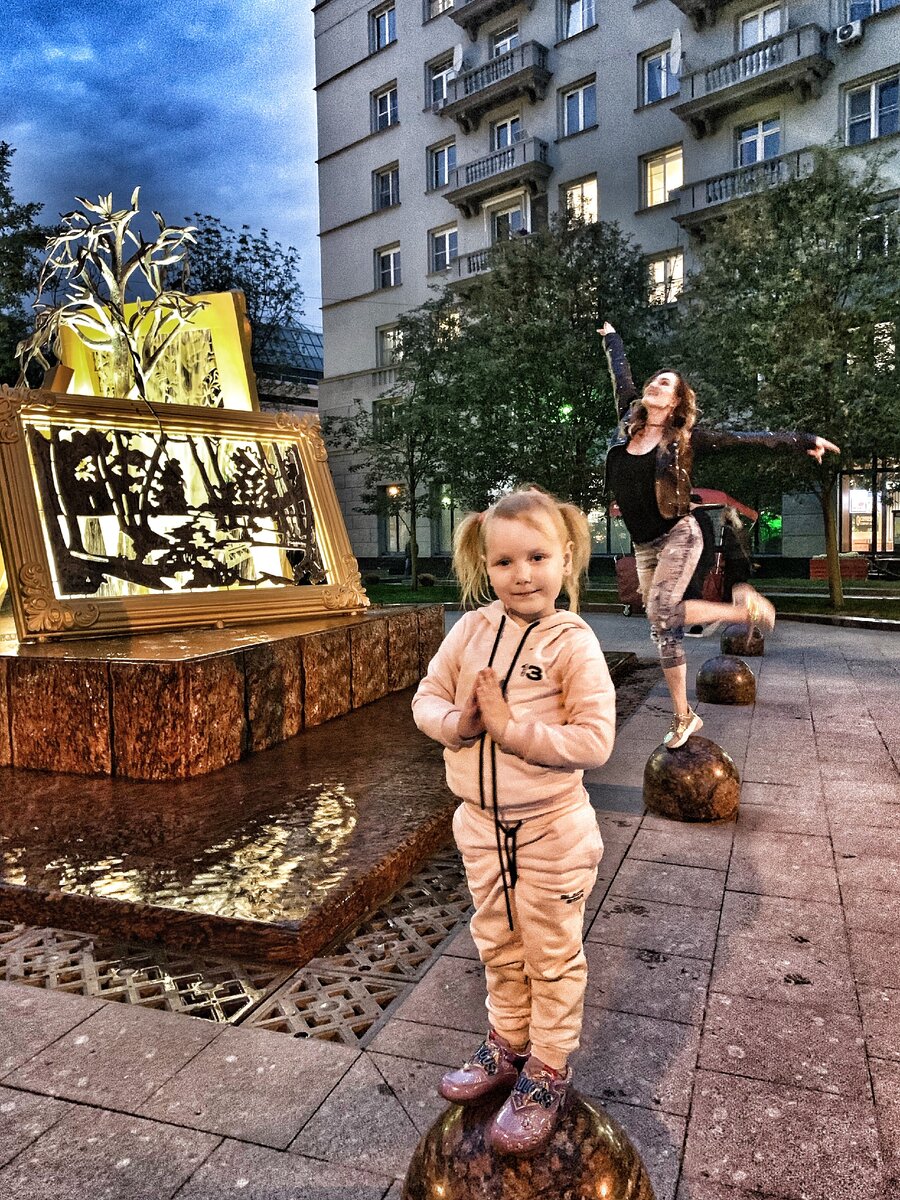 Гулять по разным паркам и интересным местам всегда прекрасно, но пока оставайтесь дома.