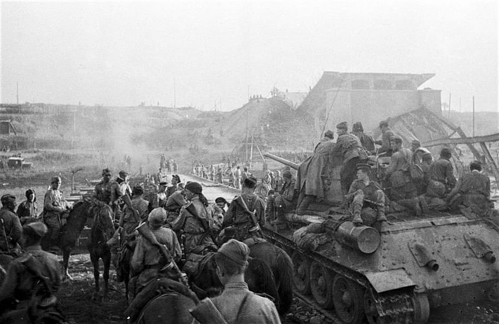 Советские войска переправляются через реку по наведенной инженерным подразделением переправе. Фото: waralbum.ru