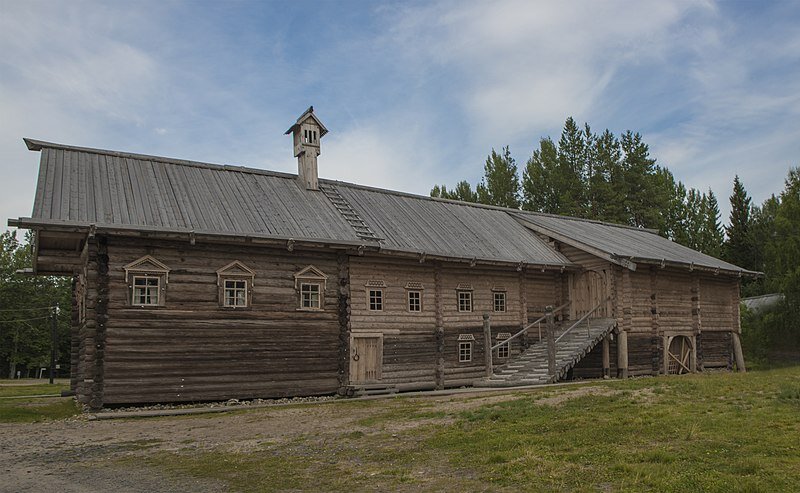 Сохранилось и вот такое чудо. Дом-двор Попова