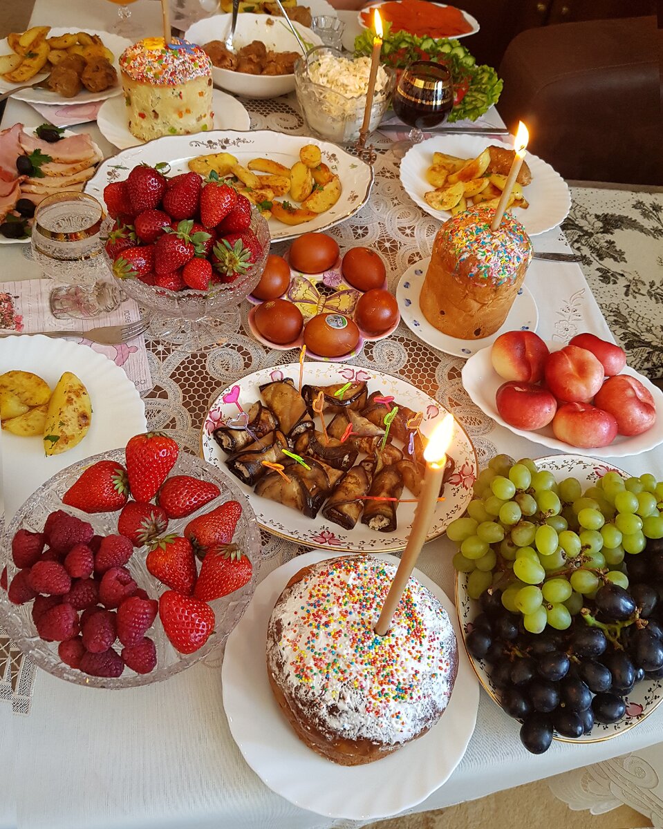 Нарядный кулич совсем не похож на  аскетичную  мацу