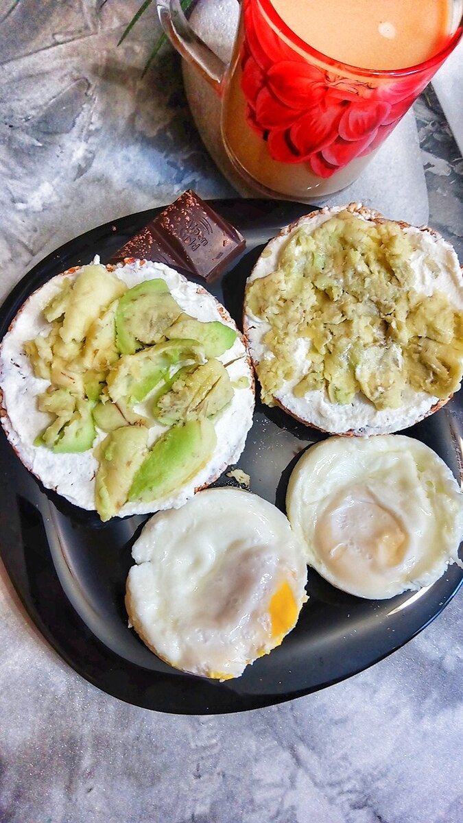 Завтрак 200 гр + кофе с молоком. Гречневые хлебцы с творожным сыром и авокадо яйца приготовленые в микроволновке, горький шоколад. 