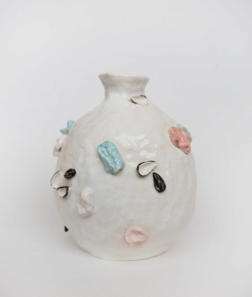 «Мусор из-под скамейки» (LotaLota, 2020, керамика, 0 × 16 × 16). Источник: Sample