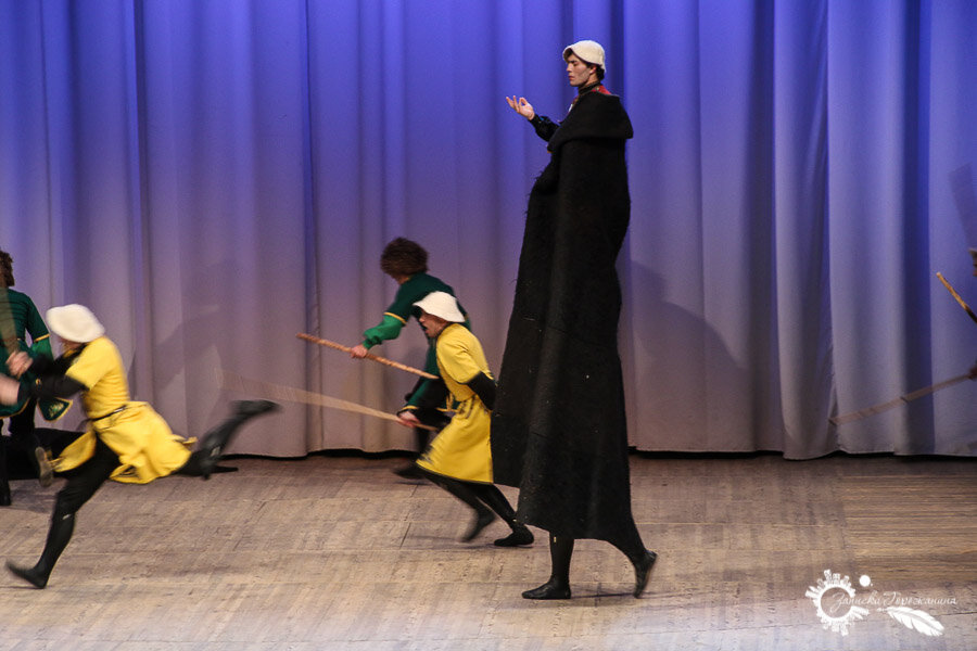 На фото ЧЕТВЕРО мужчин