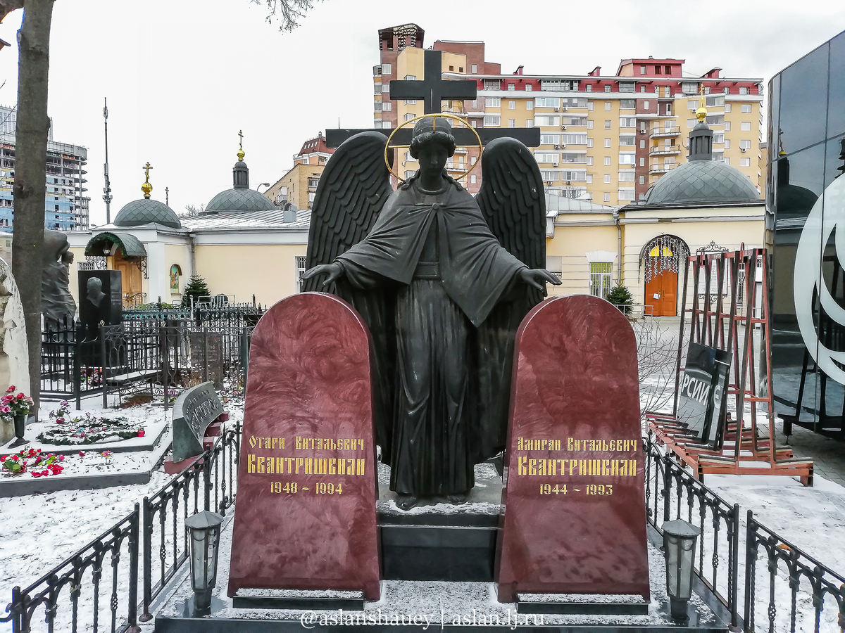 Кладбища Москвы Ваганьковское кладбище. Ваганьковское кладбище Квантришвили. Вагаеьковскоеикладбище могила. Знаменитые могилы Ваганьковского кладбища.