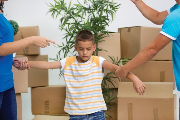 https://st.depositphotos.com/1030020/3448/i/950/depositphotos_34488619-stock-photo-sad-boy-while-parents-quarreling.jpg