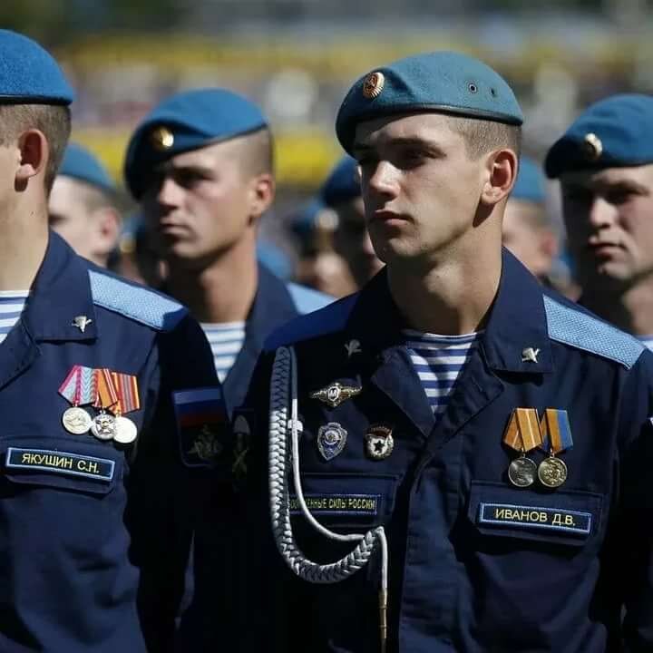 Фото парадной формы вдв. ВКС форма срочников парадная. Синяя форма ВКС офиска. РВВДКУ морская пехота. Форма спецназа ВДВ.