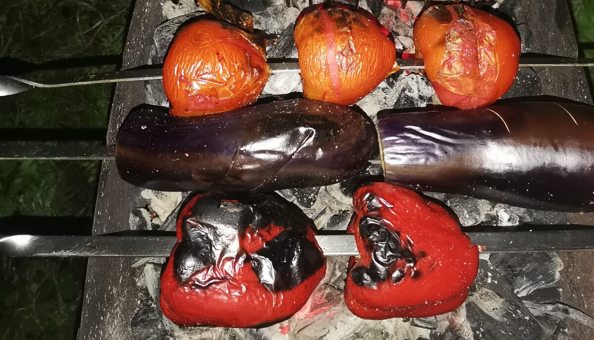 Помидоры,баклажаны и болгарский перец на углях.