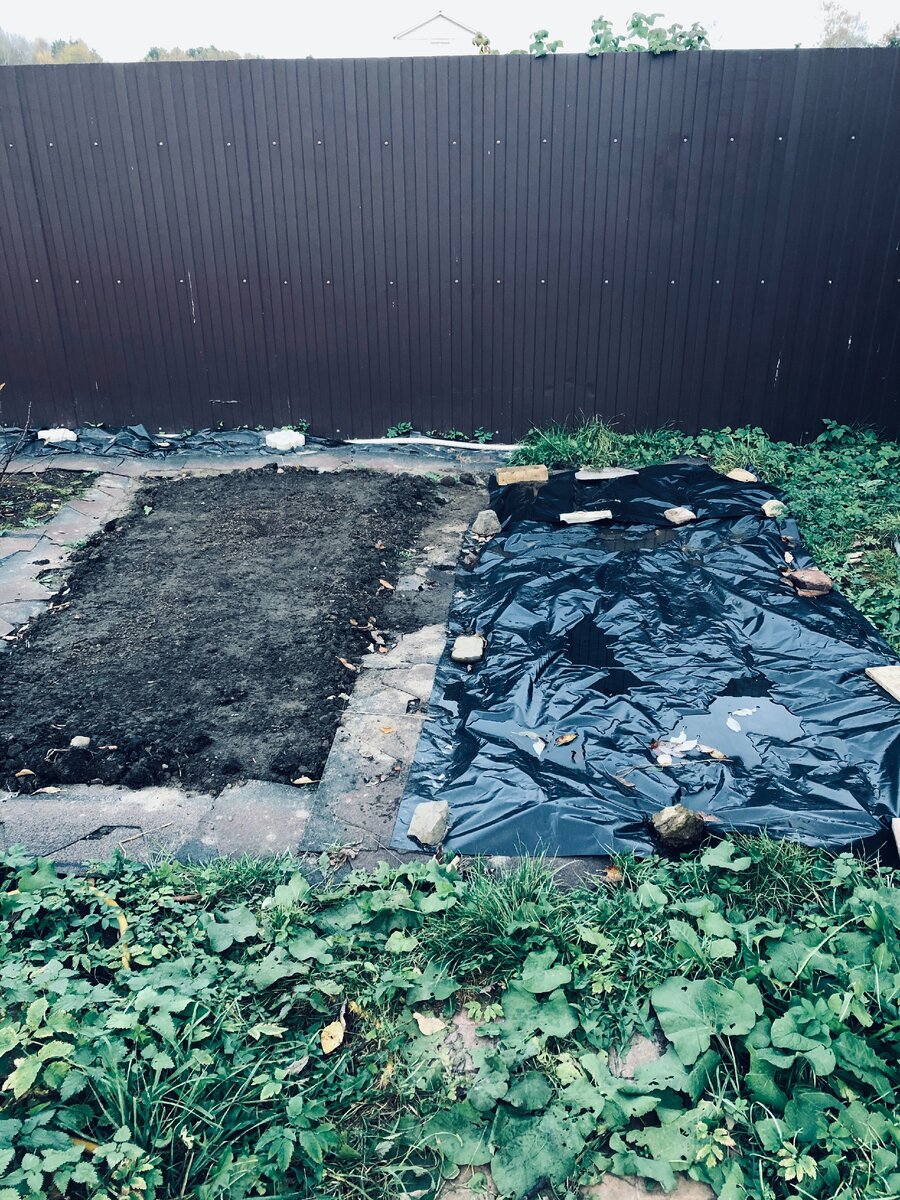 Слева посеян чеснок, справа я пока не придумала, что мы будем сажать следующей весной, решила просто пока закрыть .  