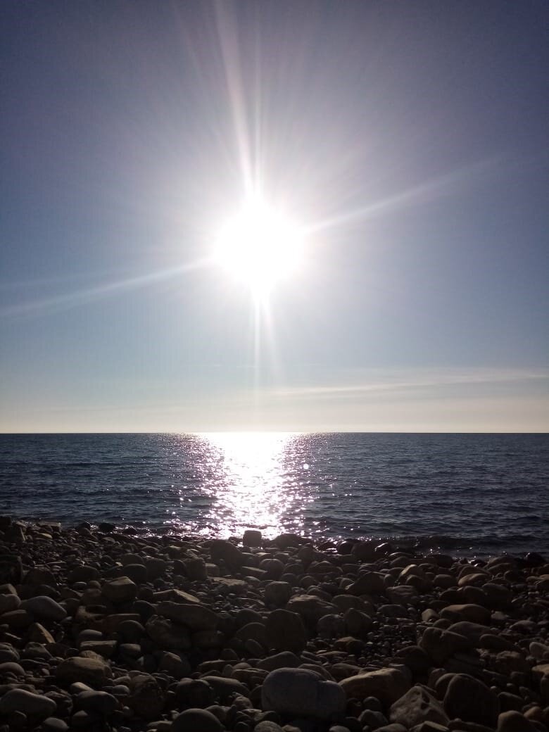 Это не булыжники. Это галька. Просто такое фото.