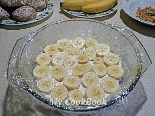 Простой торт из пряников с бананом и сметаной