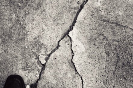 Очень часто именно с таких трещин начинает рассыпаться весь внутренний покров дорожки