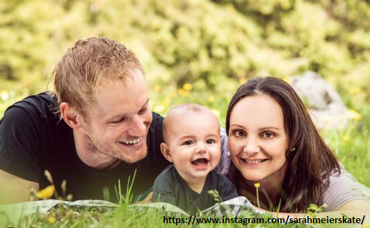 Счастливые родители с малышом Тимом