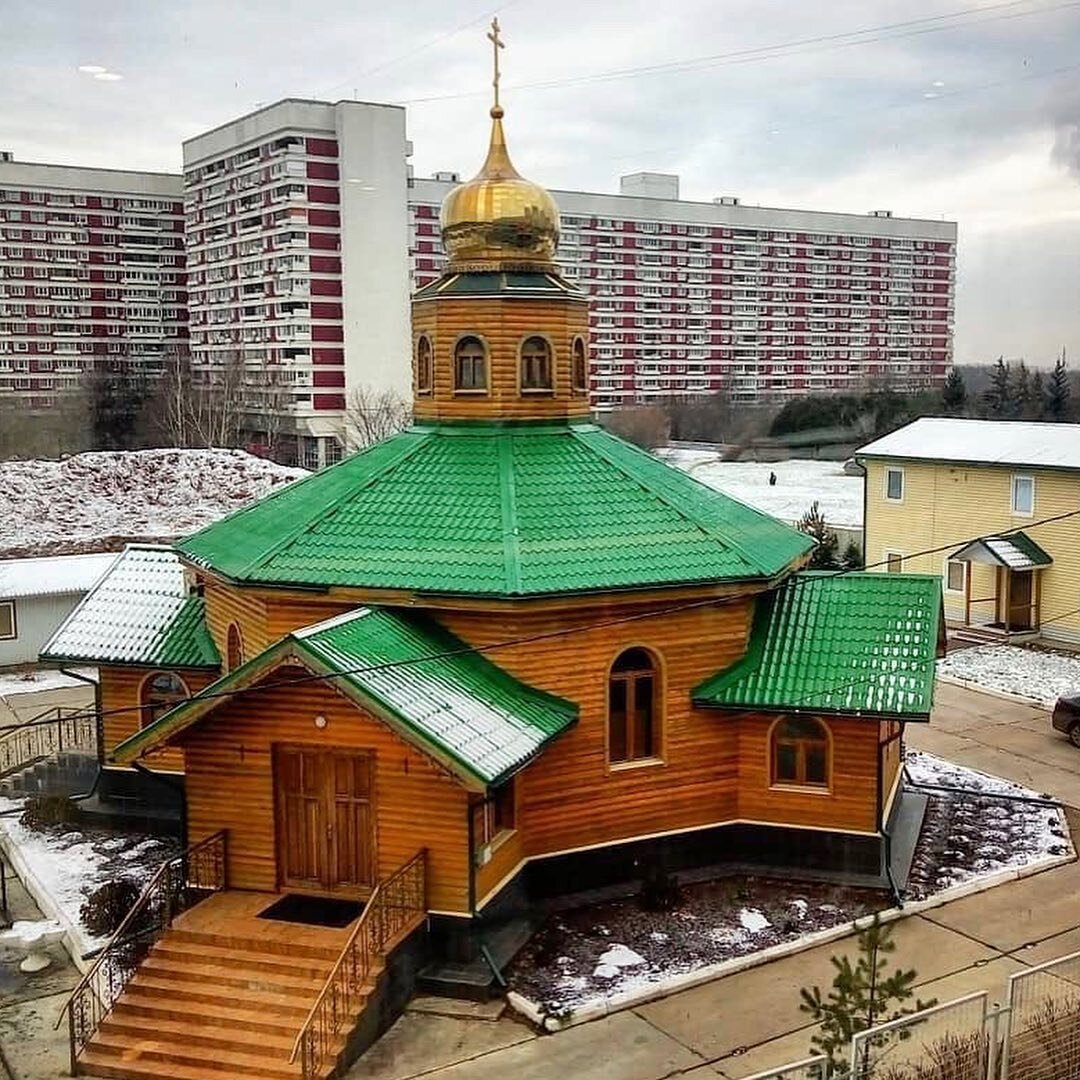 Фото временного деревянного строения храма преподобного Алексия человека Божия в Крылатском на Рублевском шоссе владение 54 .Фото  @roman.msk