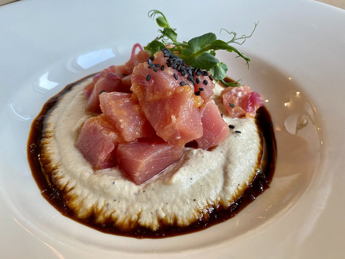 Тартар из тунца, 680 руб. Как вам аккуратность на вид? Тунца как будто тупым консервным ножом резали после шоковой разморозки кипятком...