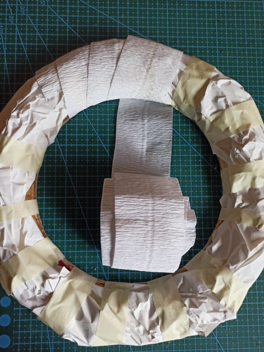 2. Оборачиваем гофрированной бумагой для украшения цветочных букетов.