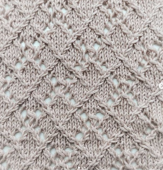 Аргайл — узор из ромбов или квадратов, расположенных в шахматном порядке и образующих параллельные и поперечные полосы разных цветов. Как правило, поверх ромбов наложена тонкая полоса контрастного цвета. Название происходит от имени шотландского клана Кампбел в графстве Аргайл.