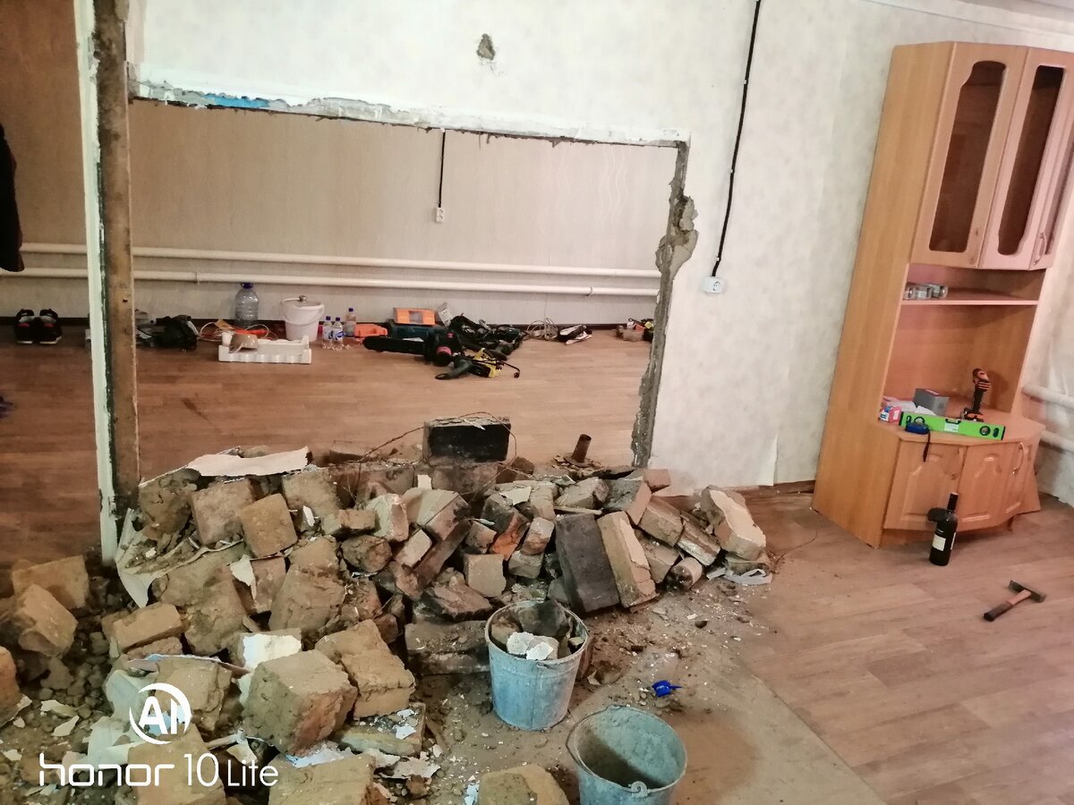 Хотели просто убрать кирпич в перегородке от старой печи. Ну а там понеслось. 