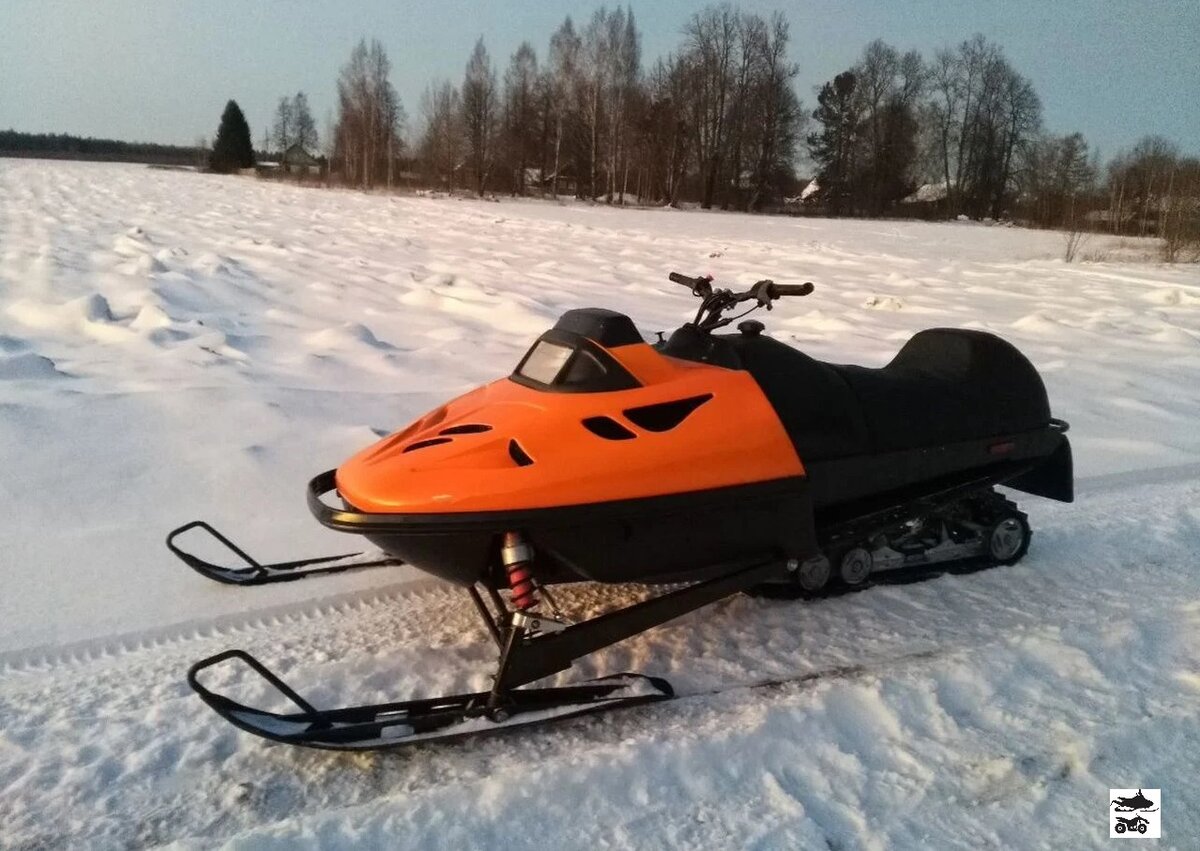 Оригинальная передняя подвеска и укороченная рама. Выглядит нелепо на фоне огромного капота, который достался в наследство от исходного Skandic. Данный экземпляр восстановлен в заводское состояние и выставлен на продажу. Фото с сайта avito.ru