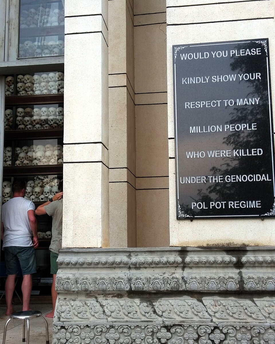 Призыв почтить память жертв геноцида режима Пол Пота на стене буддистской ступы